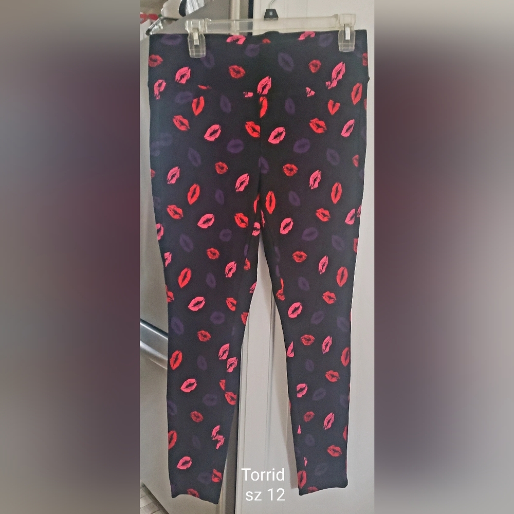 Torrid Lips Print Pocket Pixie Skinny High-Rise Pants 